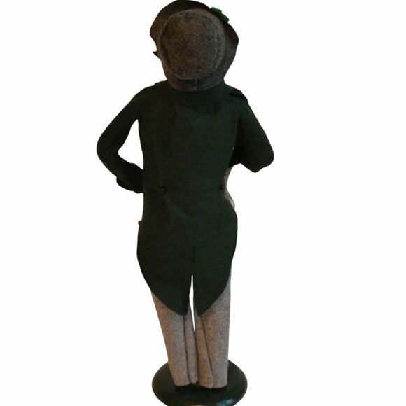 Byers' Choice Christmas Caroler Man with Sheet Music Nutcracker 13" Figurine - Picture 3 of 8